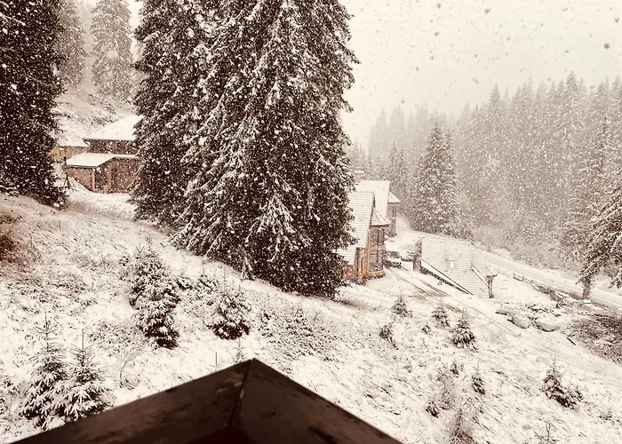 Forest Retreat, Stream Resort, Pamporovo Apartment